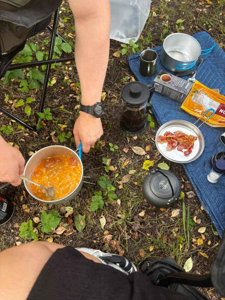 Camping breakfast at Hesteskoen during our first morning outdoors